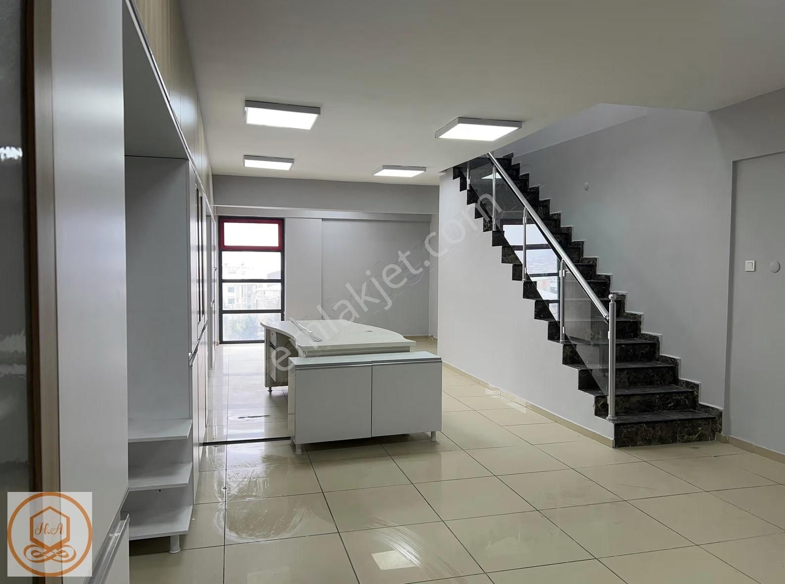 Tektilkent Ticaret Merkezinde 120m2 Tadilatlı Yapılı Kiralık