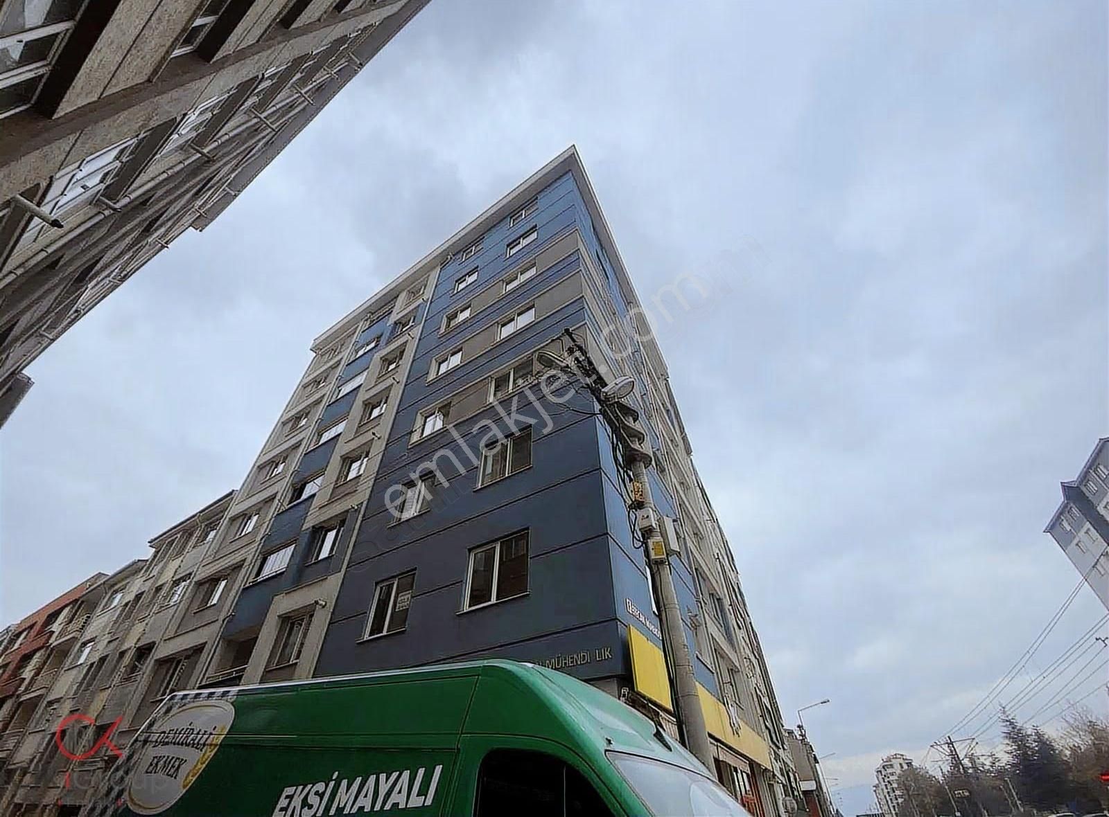 Clk'dan Borsa Caddesi Üzerinde Çağdaş Market Karşısı Kiralık 3+1 - Görsel 5