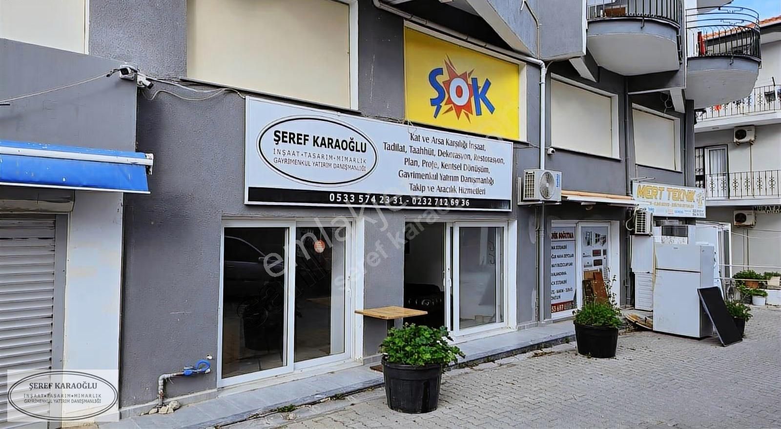 Çeşme Merkezde Kurumsal Kiracılı Tek Tapu 2 Dükkan Satılıktır