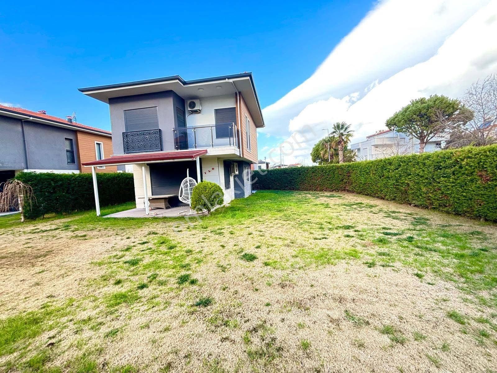 Fiyat Düştü Tek Müstakil Köşe Konumlu Bahçeli Denize Yakın Villa