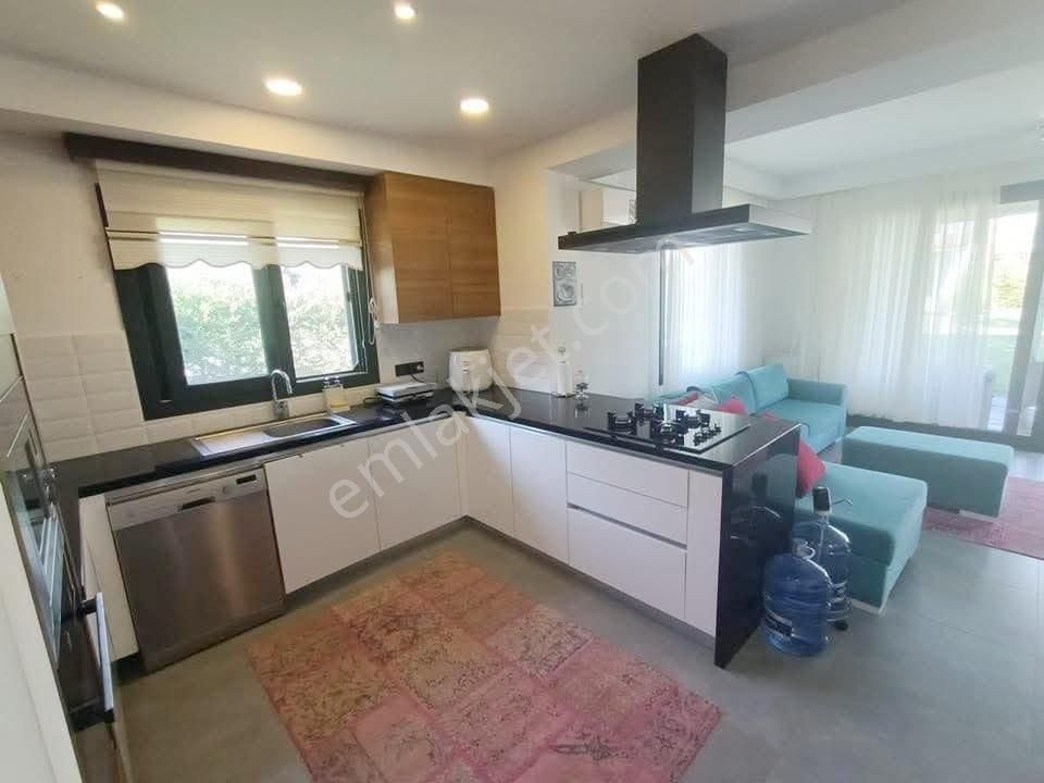 Fiyat Düştü Tek Müstakil Köşe Konumlu Bahçeli Denize Yakın Villa - Görsel 9