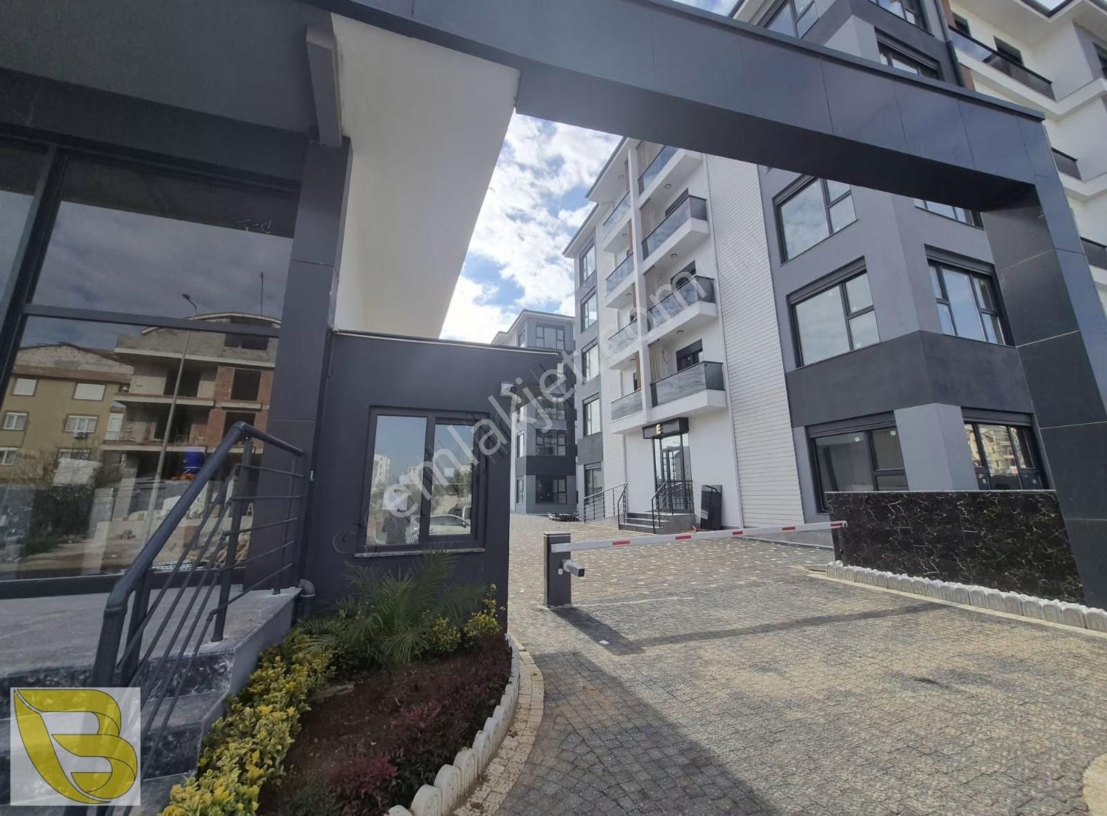 Havuzlu Site İçerisin De Satılık 1+1 Daire