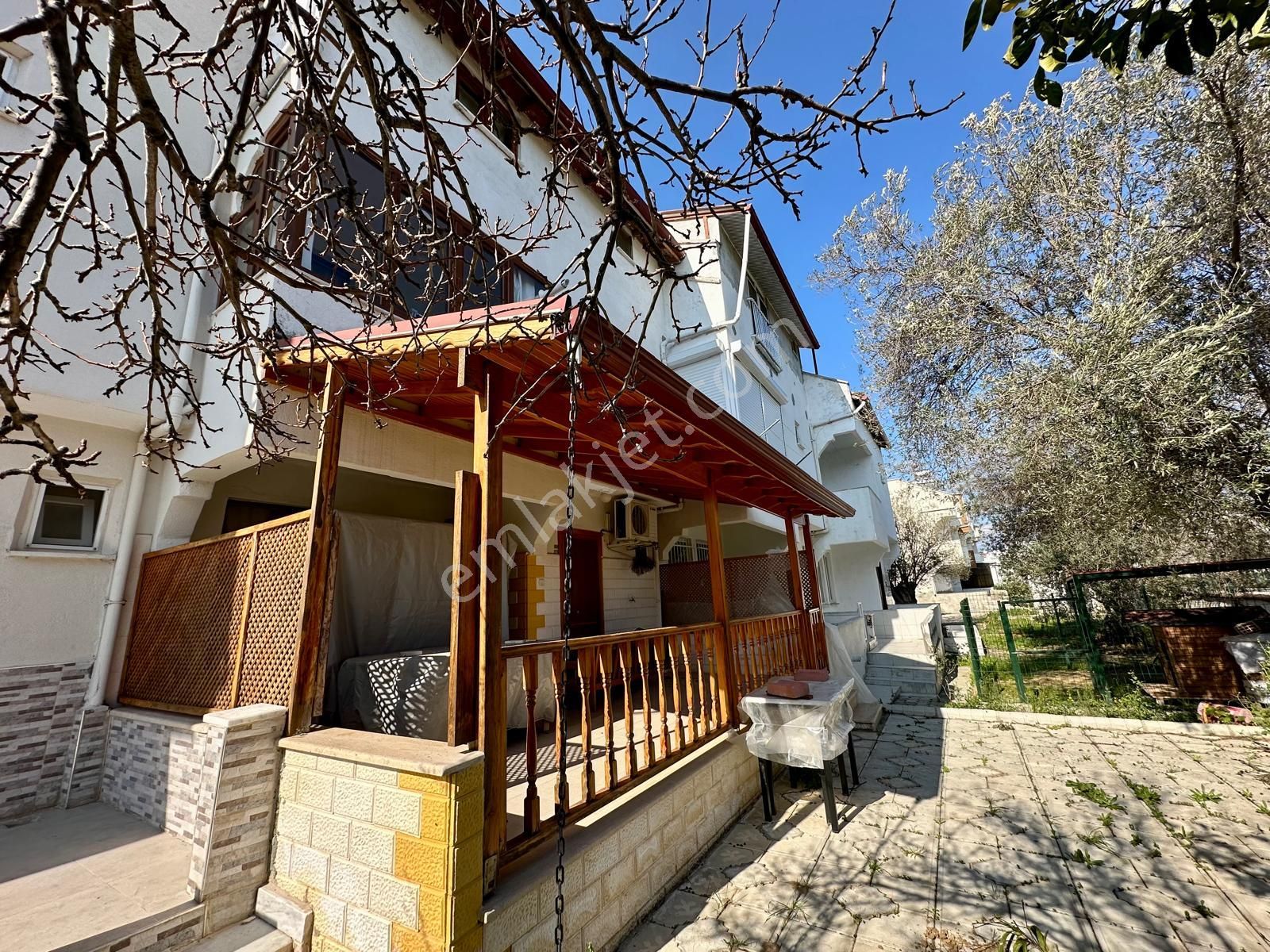 ꧁akçay Ay Emlaktan꧂pelitköy'de Geniş Teraslı Denize 300 M Kombili Site İçerisinde Satılık 3+1 Villa