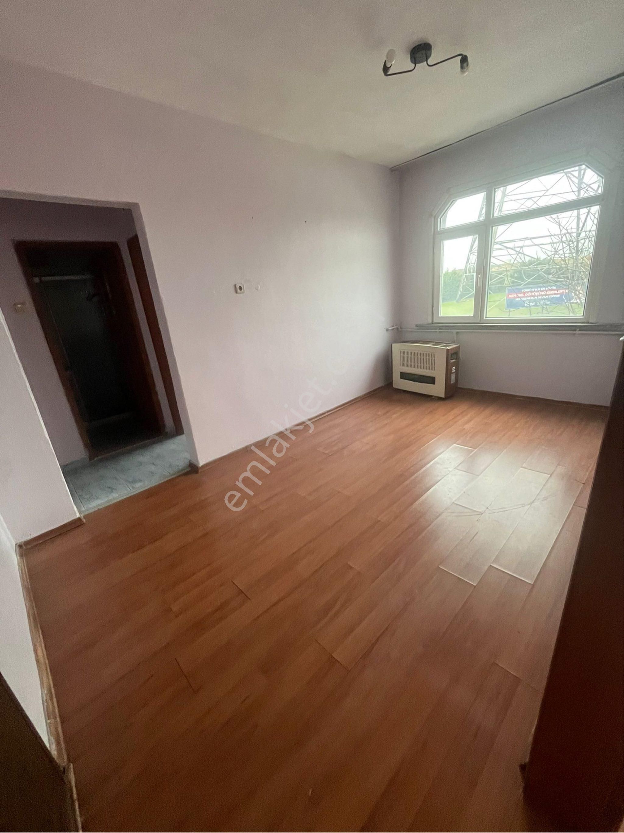 İsmetpaşa Mahallesi 2+1 90m2 1. Kat Doğalgaz Sobalı Temiz Kiralık Daire - Görsel 3