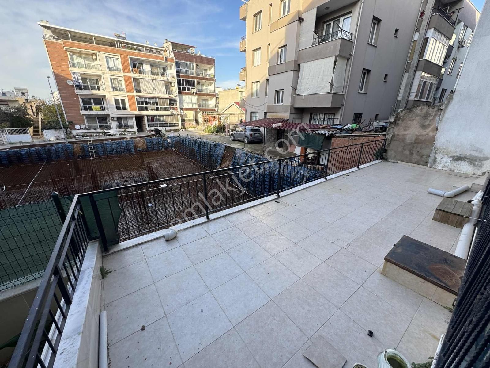 Kuşadası Davutlar'da Geniş Teras Balkonlu Satılık 2+1 Daire - Görsel 4