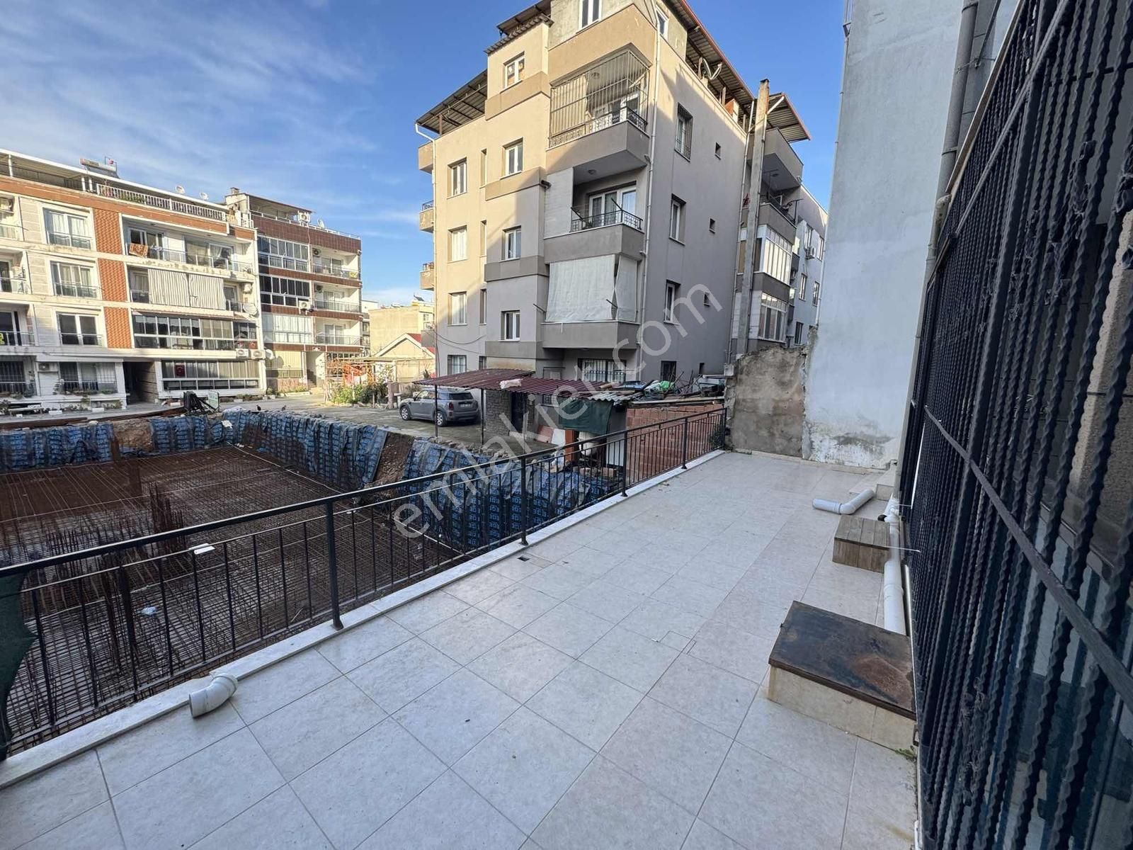 Kuşadası Davutlar'da Geniş Teras Balkonlu Satılık 2+1 Daire - Görsel 7