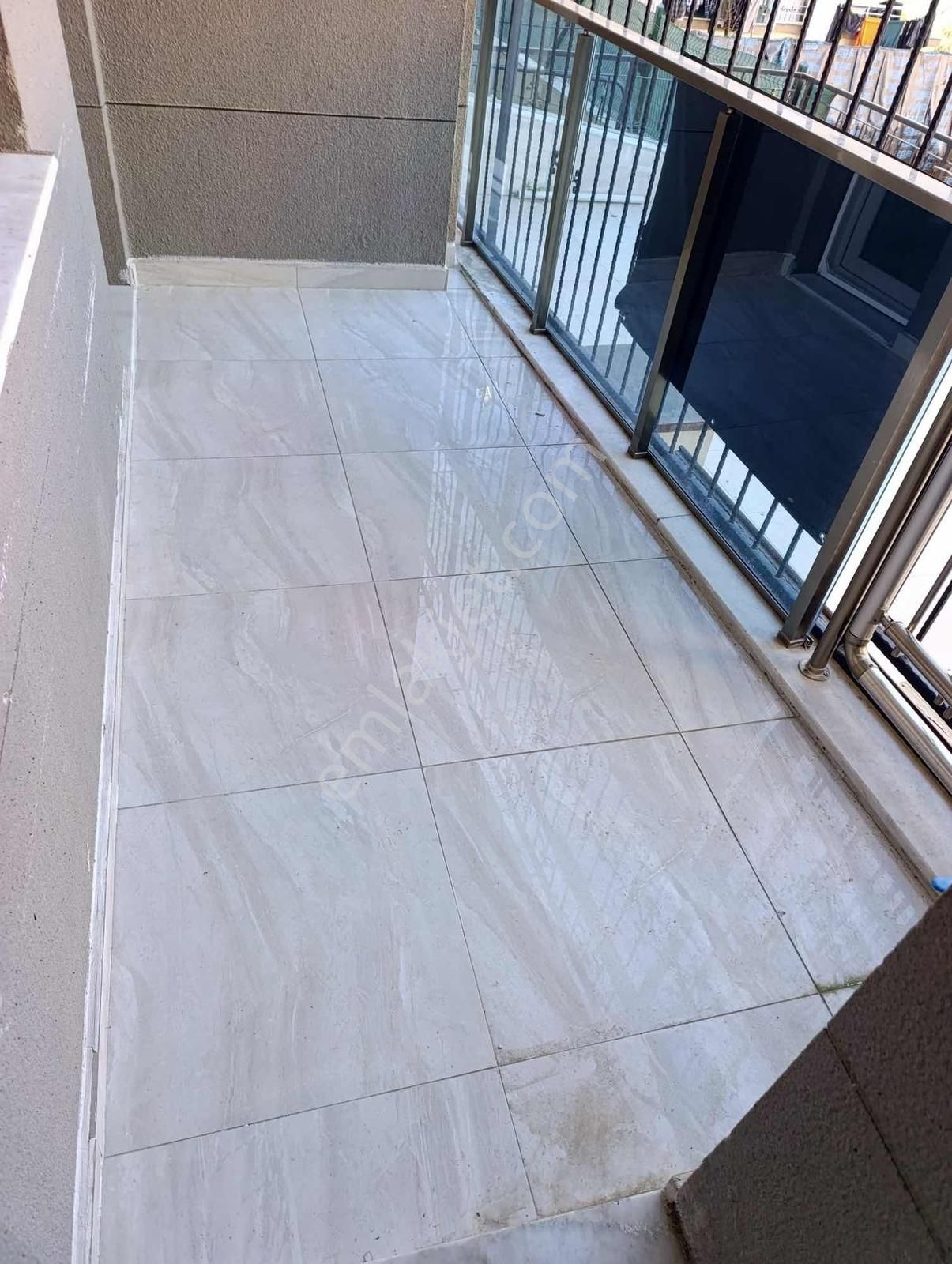 Kuşadası Davutlar'da Geniş Teras Balkonlu Satılık 2+1 Daire - Görsel 11