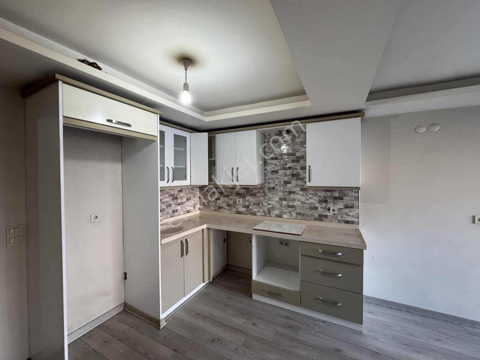 Kuşadası Davutlar'da Geniş Teras Balkonlu Satılık 2+1 Daire