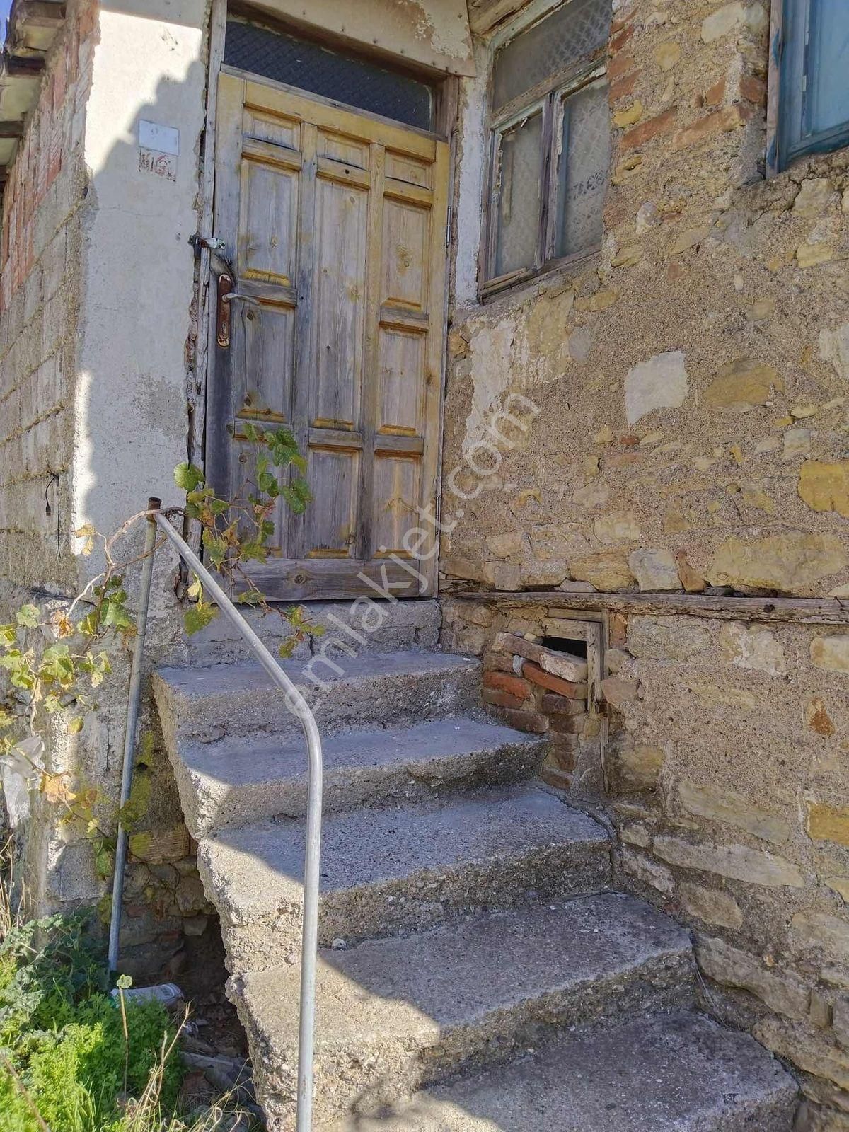 Çanakkale Karacaören Köyünde İçerisinde Yapı Bulunan Fırsat Arsa