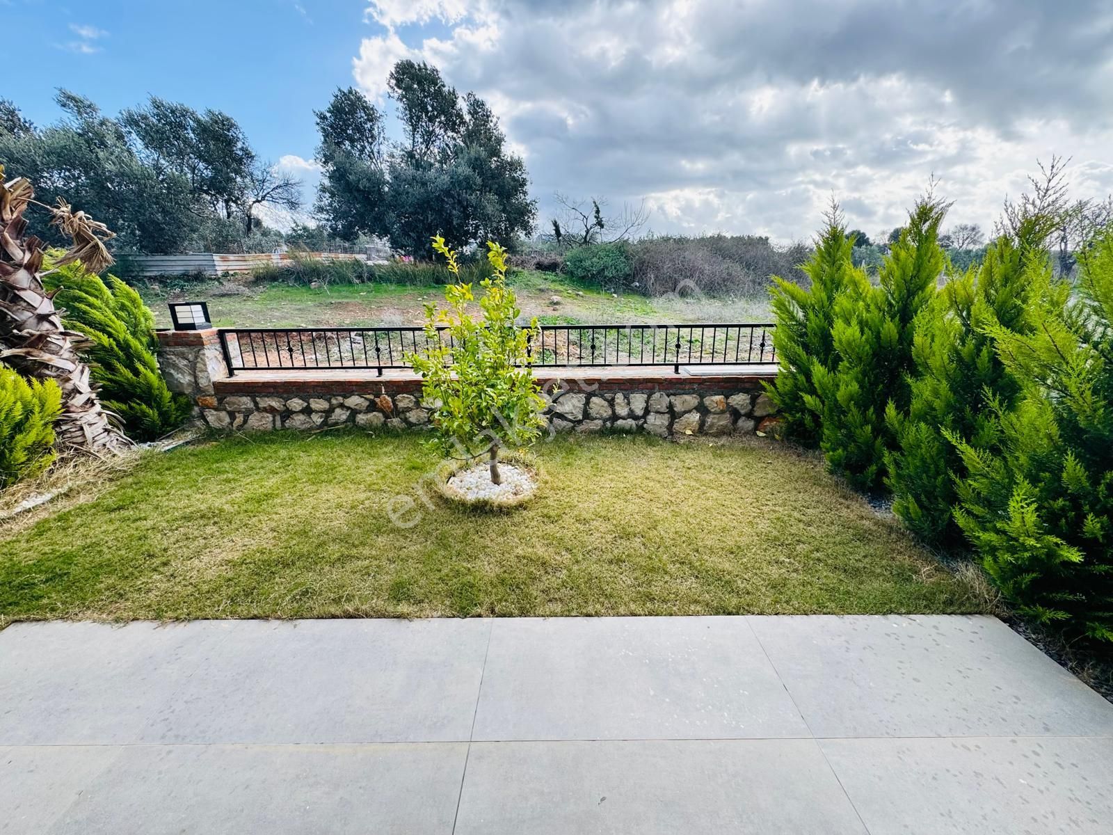 Didimde Satılık Havuzlu Güvenlikl Sitede Bahçeli Uygun Şık Villa - Görsel 3