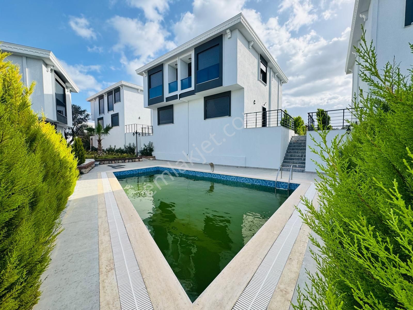 Didimde Satılık Havuzlu Güvenlikl Sitede Bahçeli Uygun Şık Villa - Görsel 4