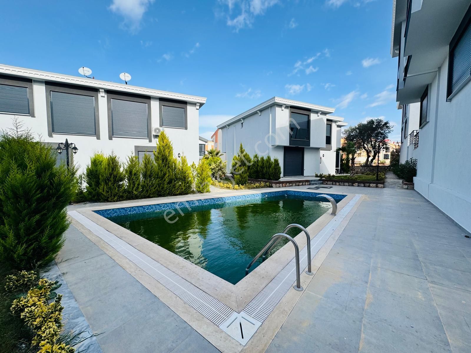Didimde Satılık Havuzlu Güvenlikl Sitede Bahçeli Uygun Şık Villa