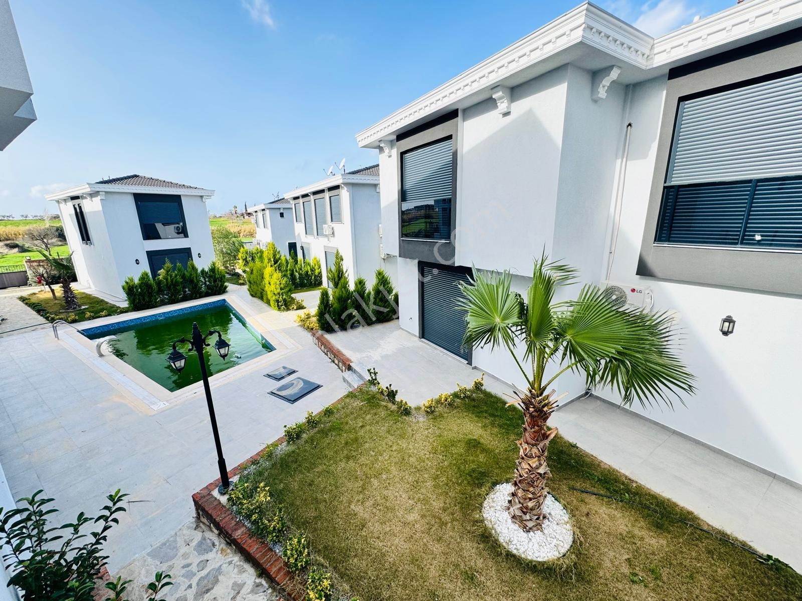 Didimde Satılık Havuzlu Güvenlikl Sitede Bahçeli Uygun Şık Villa - Görsel 8