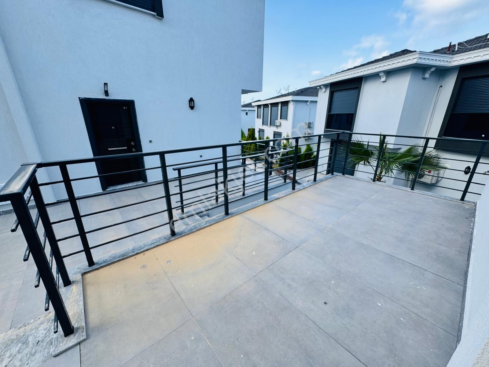Didimde Satılık Havuzlu Güvenlikl Sitede Bahçeli Uygun Şık Villa - Görsel 7