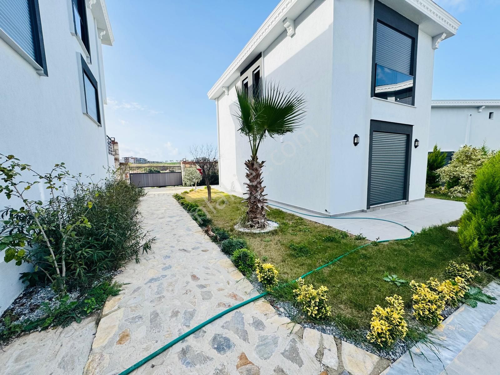 Didimde Satılık Havuzlu Güvenlikl Sitede Bahçeli Uygun Şık Villa - Görsel 2