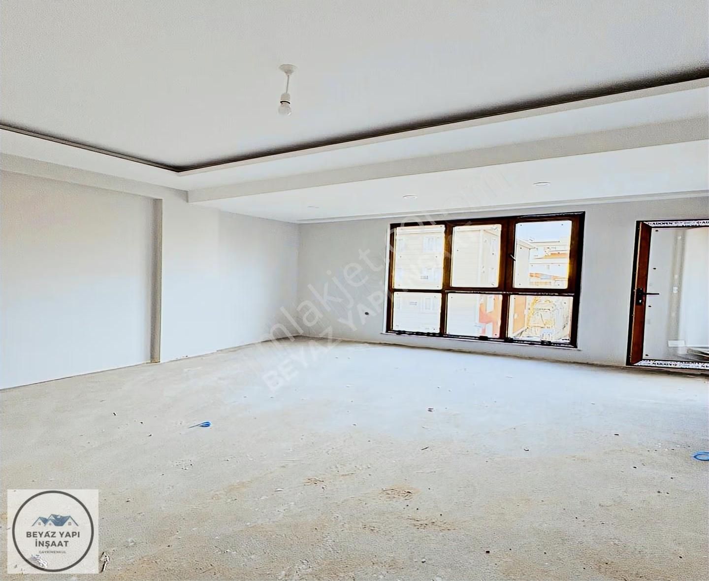 ( Beyaz Yapı'dan Cadde Üzeri Okul Market Ulaşımın Dibinde 2+1 (