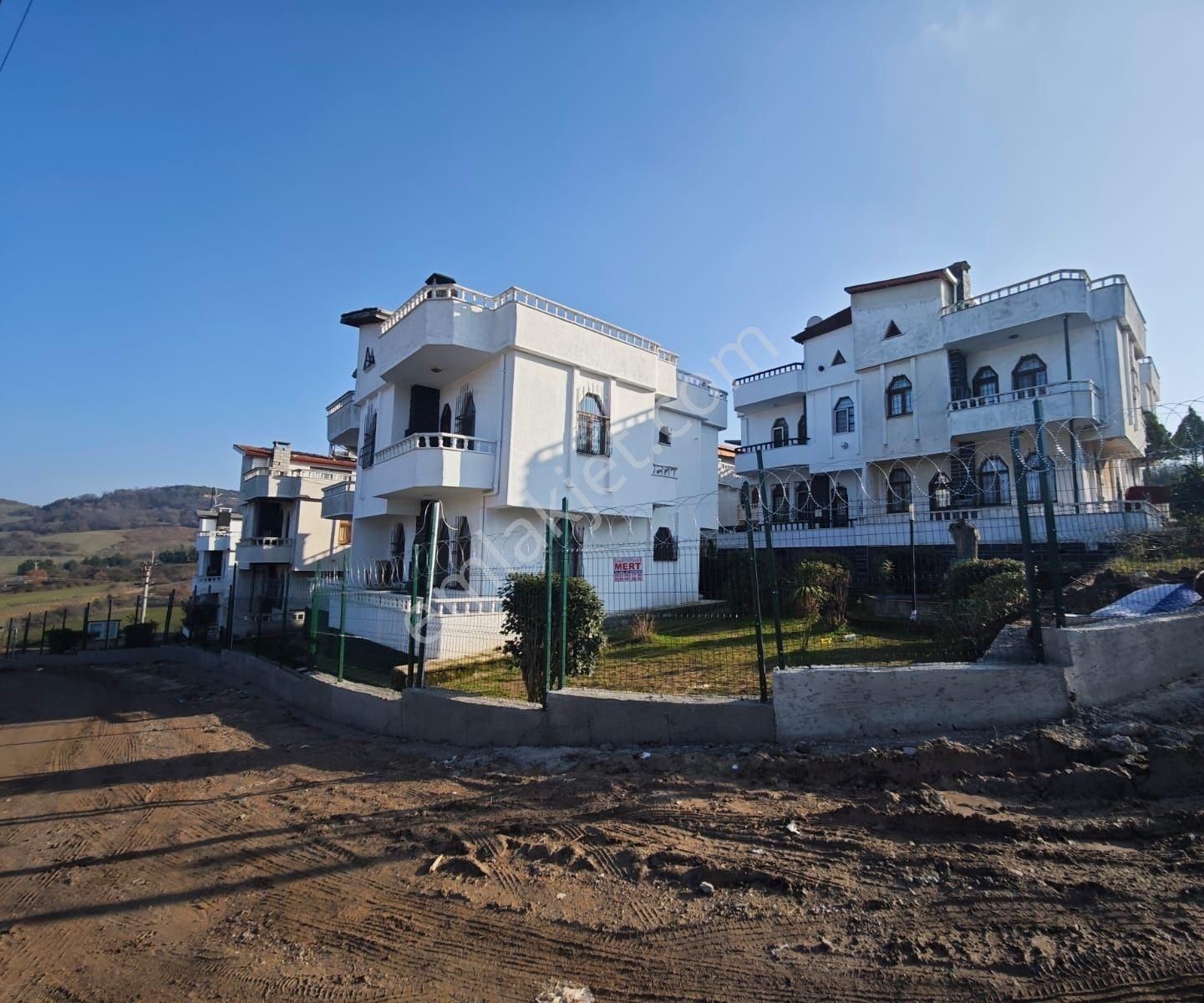 Yalova' Da Deniz Manzaralı 3 Katlı (5+1) Lüks Boş Villa
