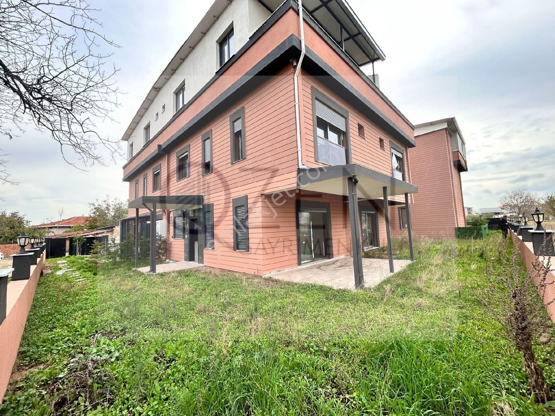 Geniş Bahçeli, Köşe Konumlu, 4+1 Tripleks Villa