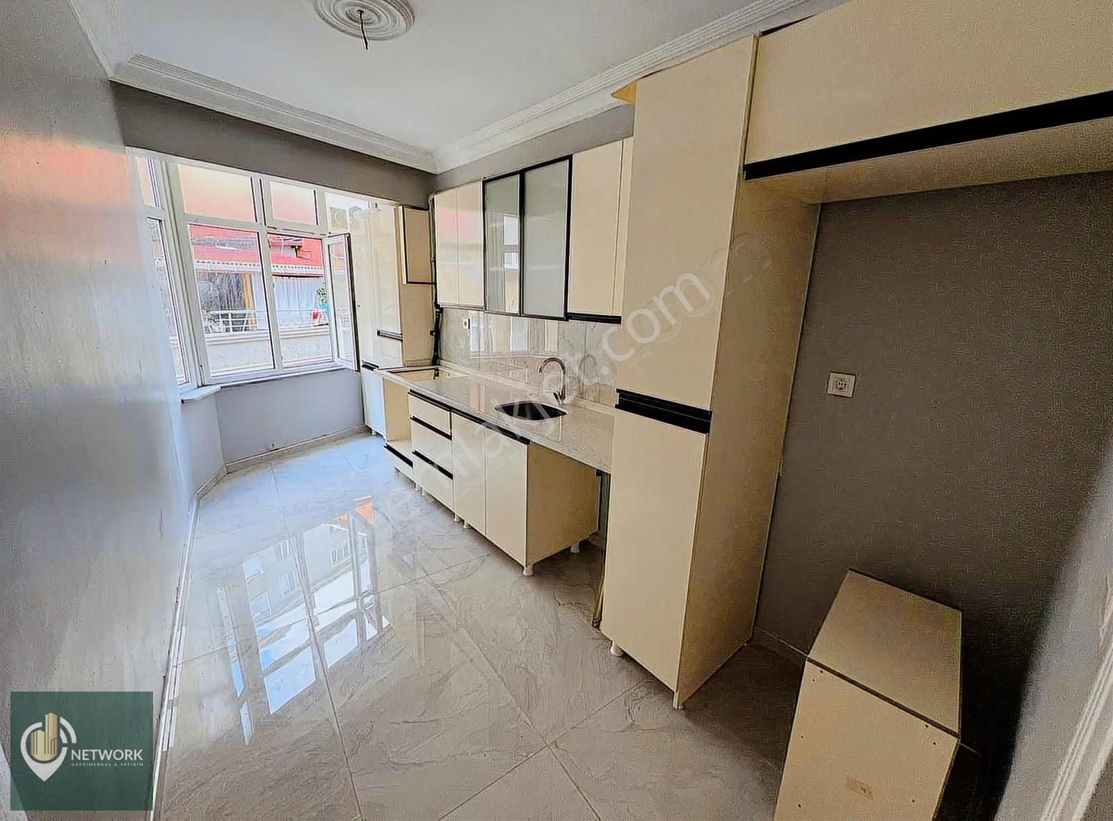 Mecidiyeköyde Balkonlu Eşyasız Ulaşımı Rahat Çok Geniş