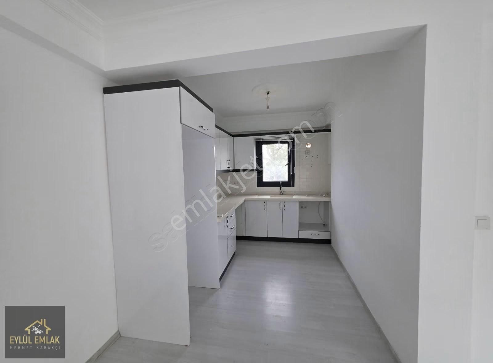 Mumcularda Merkezde Kiralık 2+1 Daire - Görsel 6