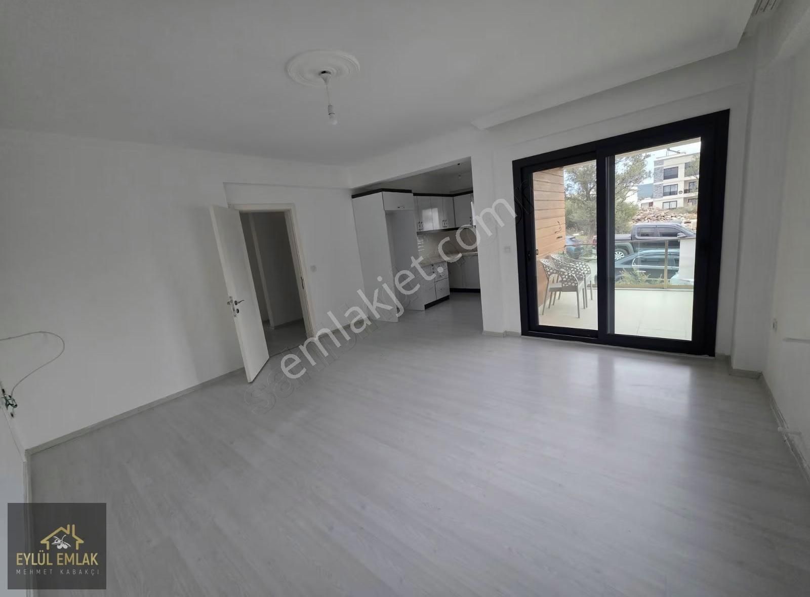 Mumcularda Merkezde Kiralık 2+1 Daire - Görsel 3