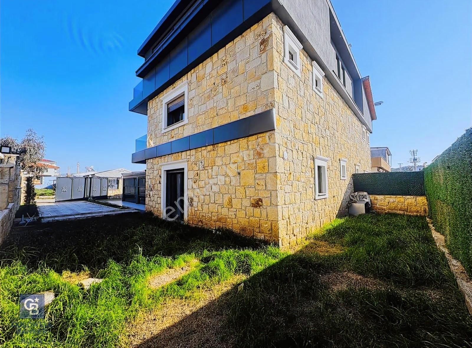 Foça Bağarası Villalar Bölgesinde 4+1 Havuzlu Kiralık Villa