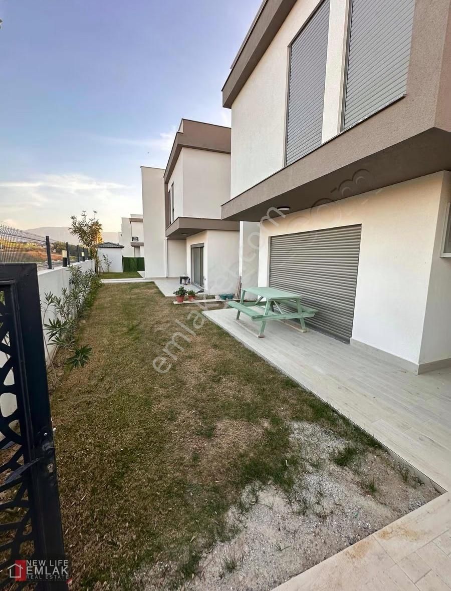 Müstakil Bahçeli Site Havuzlu Villa