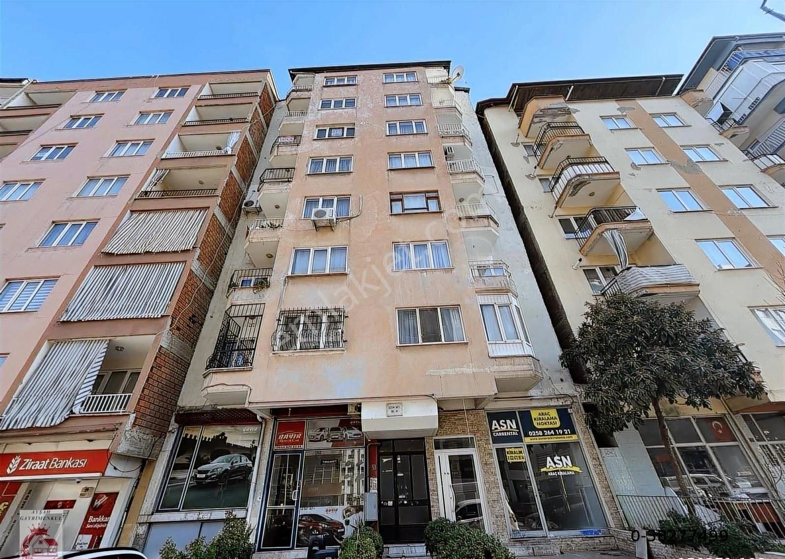 Ayşah'tan Atatürk Caddesi Üzerinde Ara Kat Satılık Daire
