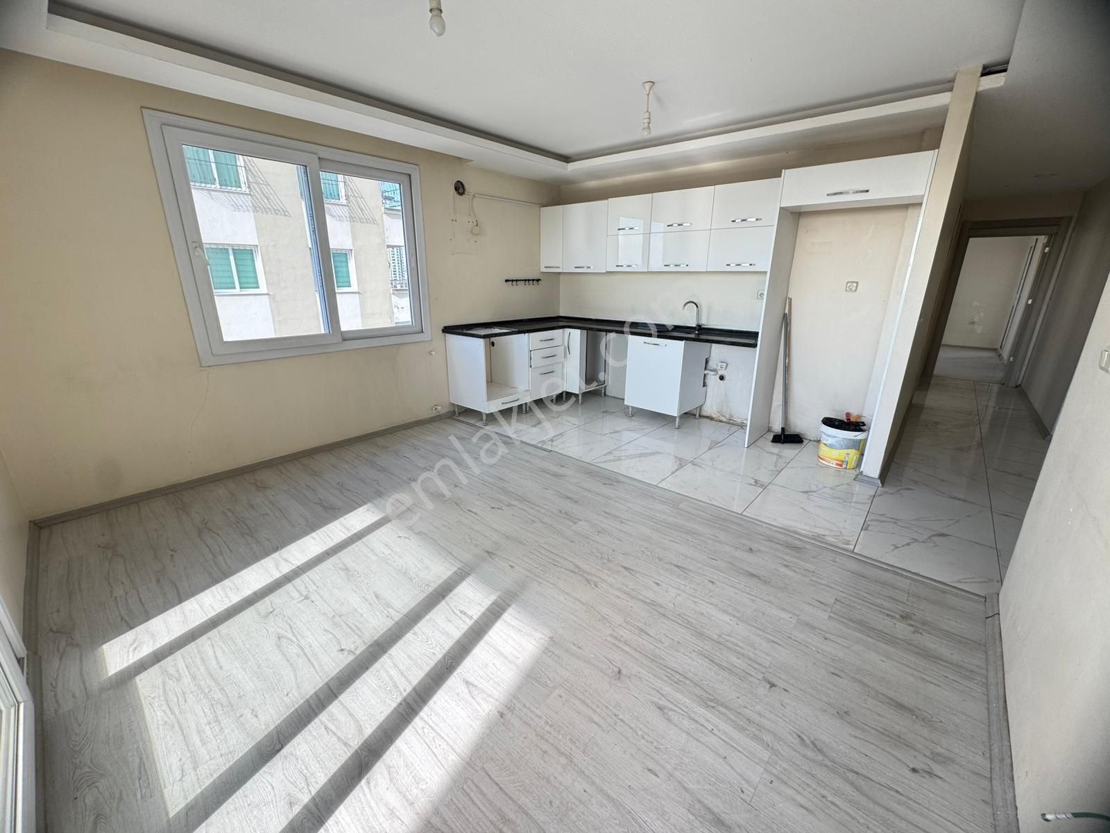 Alfa’dan Kıyıboyunda Akdeniz Okuları Civ. Cazip Geniş Oturumlu 2+1 Kiralık Daire !!!