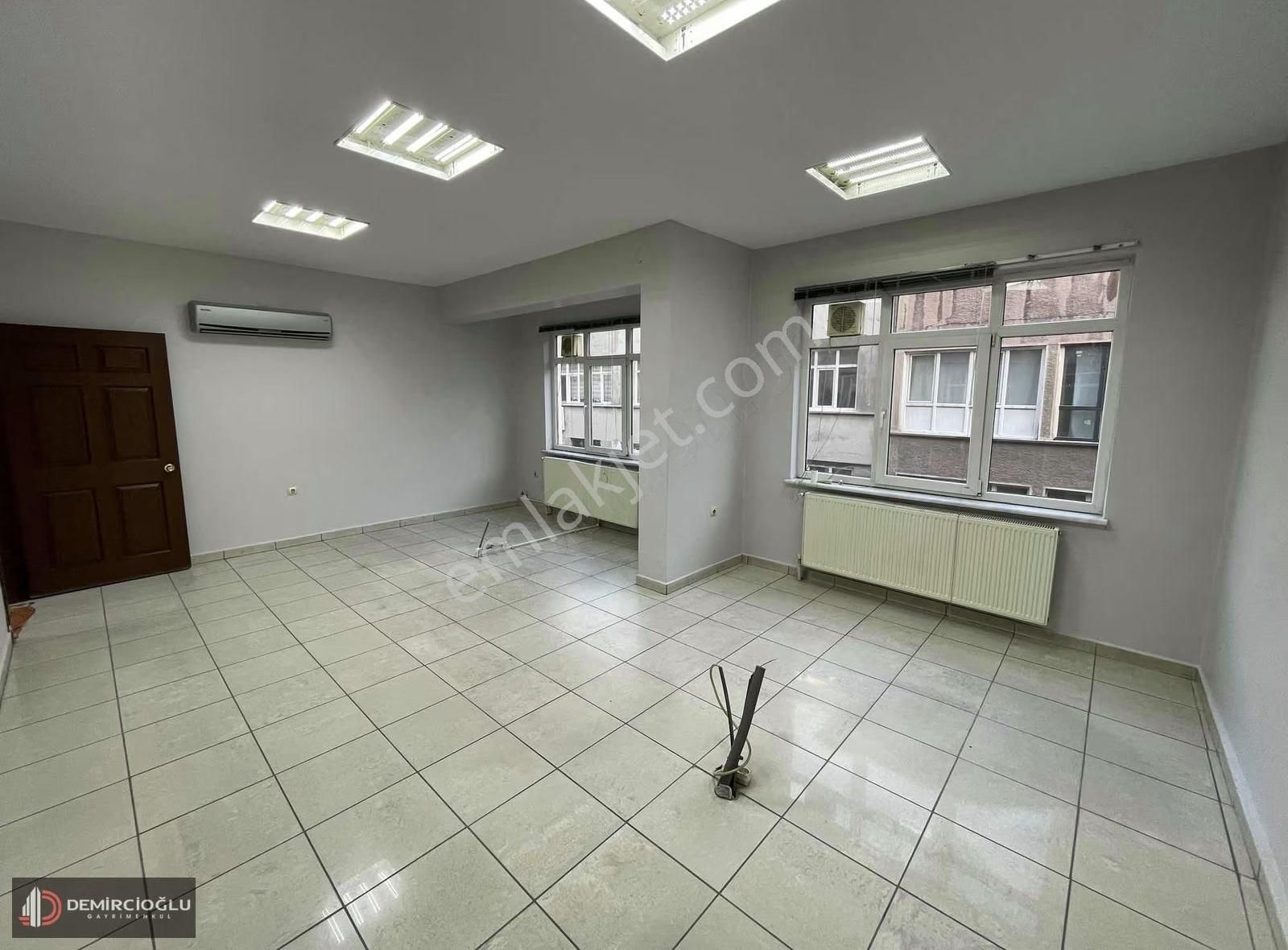 Cumhuriyet Mah/şehir Merkezinde/160m2/içi Yapılı Tertemiz Ofis