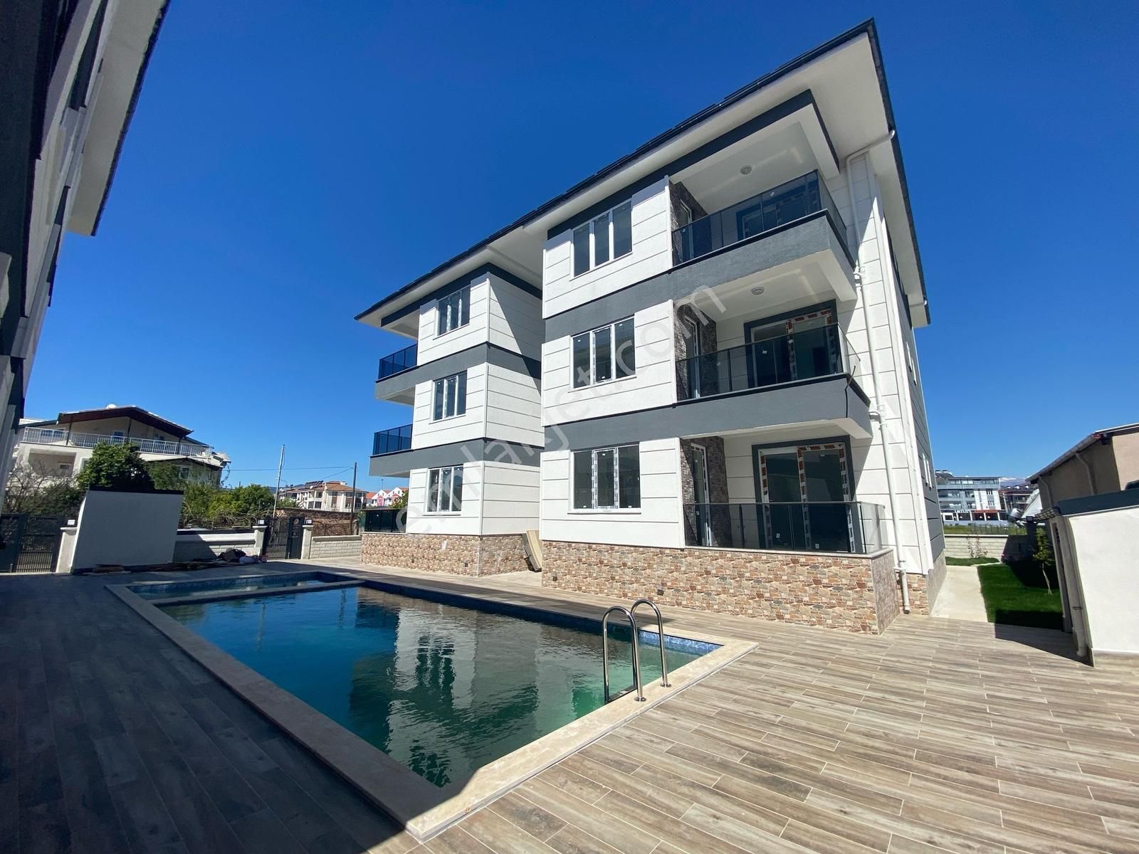 Dalaman Merkezde Havuzlu Sitede 1+1 Daire