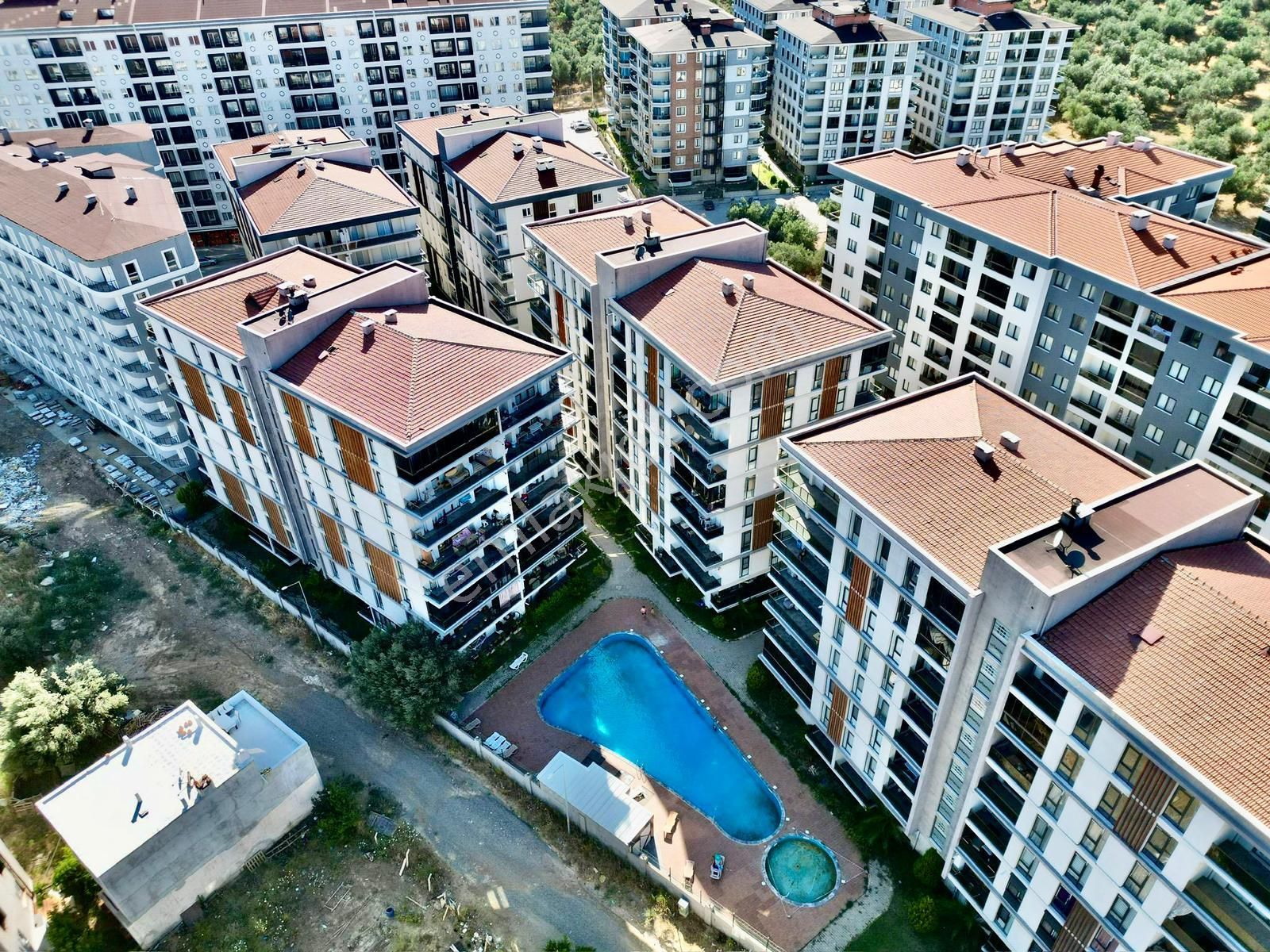 Yetkisi Yüksel'den Kadıköy'de Eşyalı Doğalgazlı Havuzlu 1+1 Satılık Daire