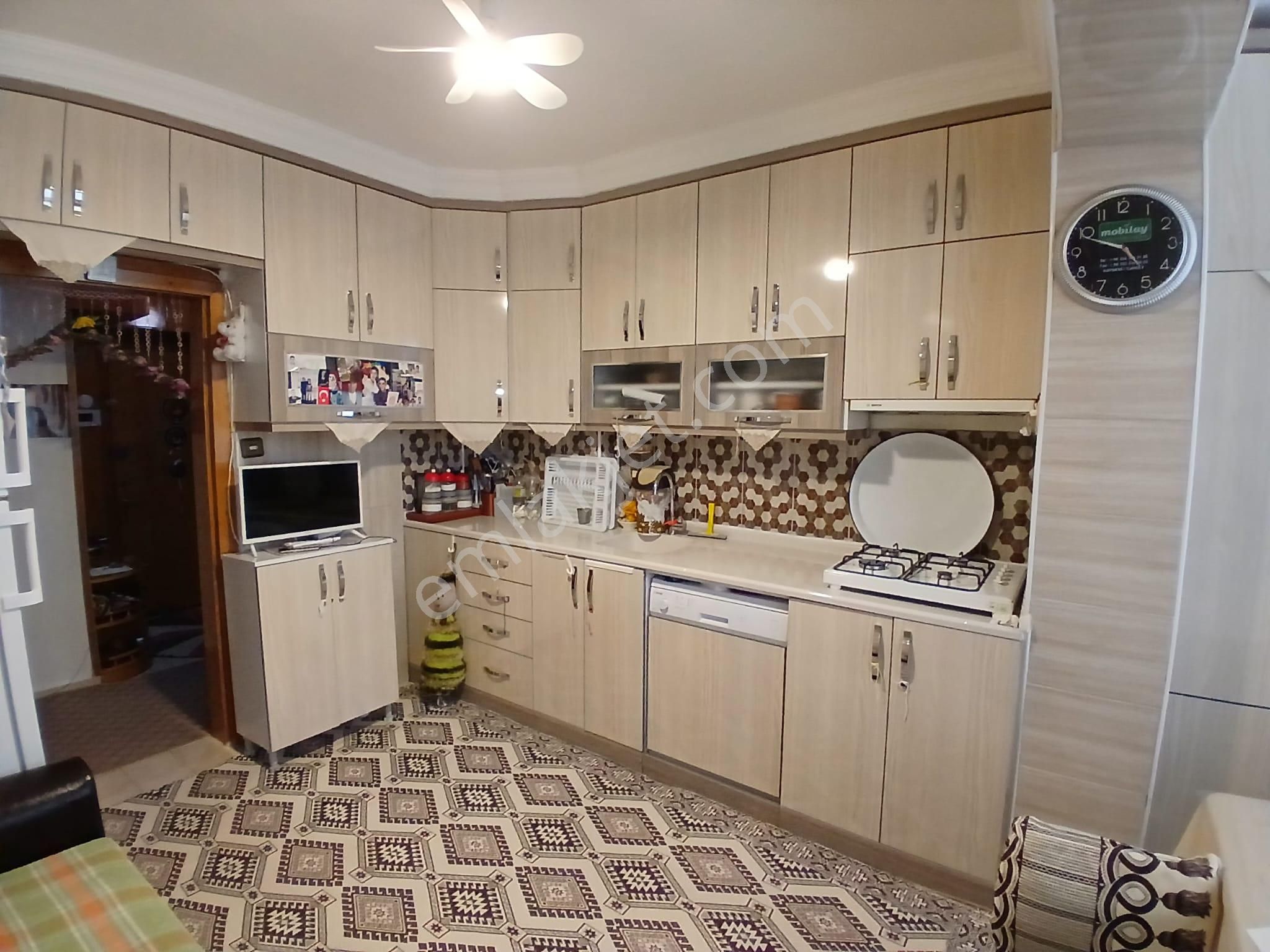 Akçay Emlak'tan Akşehir Jandarma Karakolu Civarında Bakımlı Ara Kat Geniş Satılık 3+1 Daire