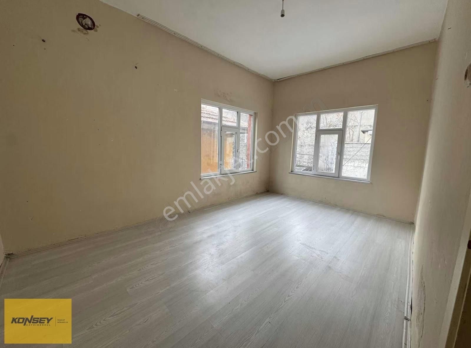 Çarşı Merkezde Kiralık 3+1 Daire Sobalı - Görsel 3
