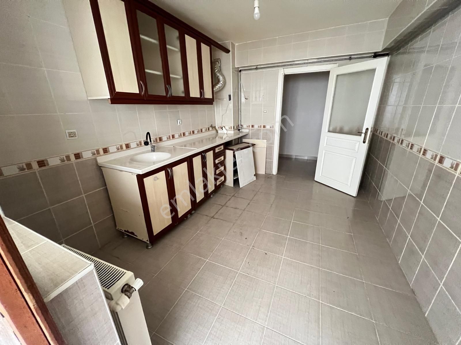 Karapürçekte 3+1 Kat Konumlu Altı Daire Eyüp Cami Mevki - Görsel 2