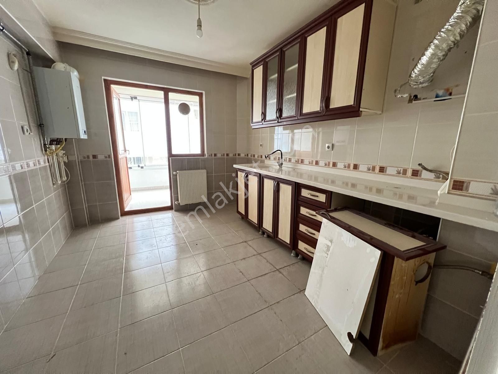 Karapürçekte 3+1 Kat Konumlu Altı Daire Eyüp Cami Mevki - Görsel 3