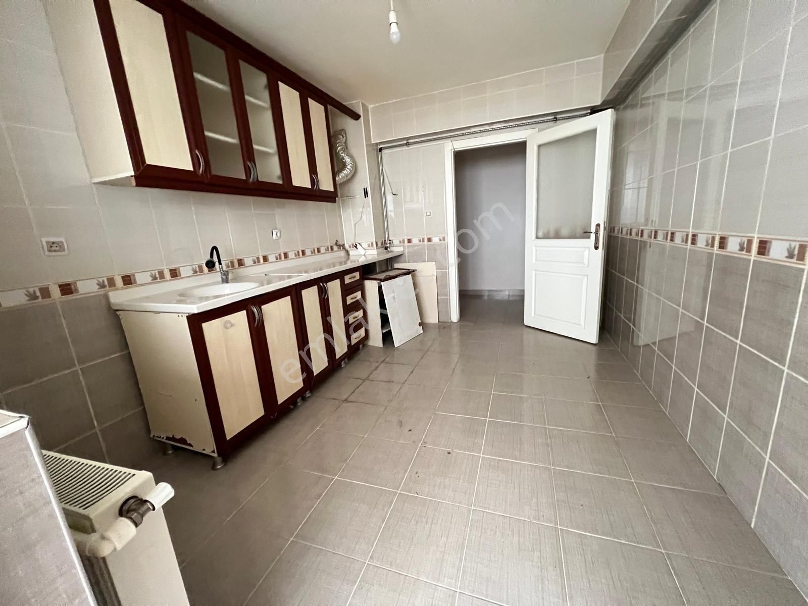 Karapürçekte 3+1 Kat Konumlu Altı Daire Eyüp Cami Mevki