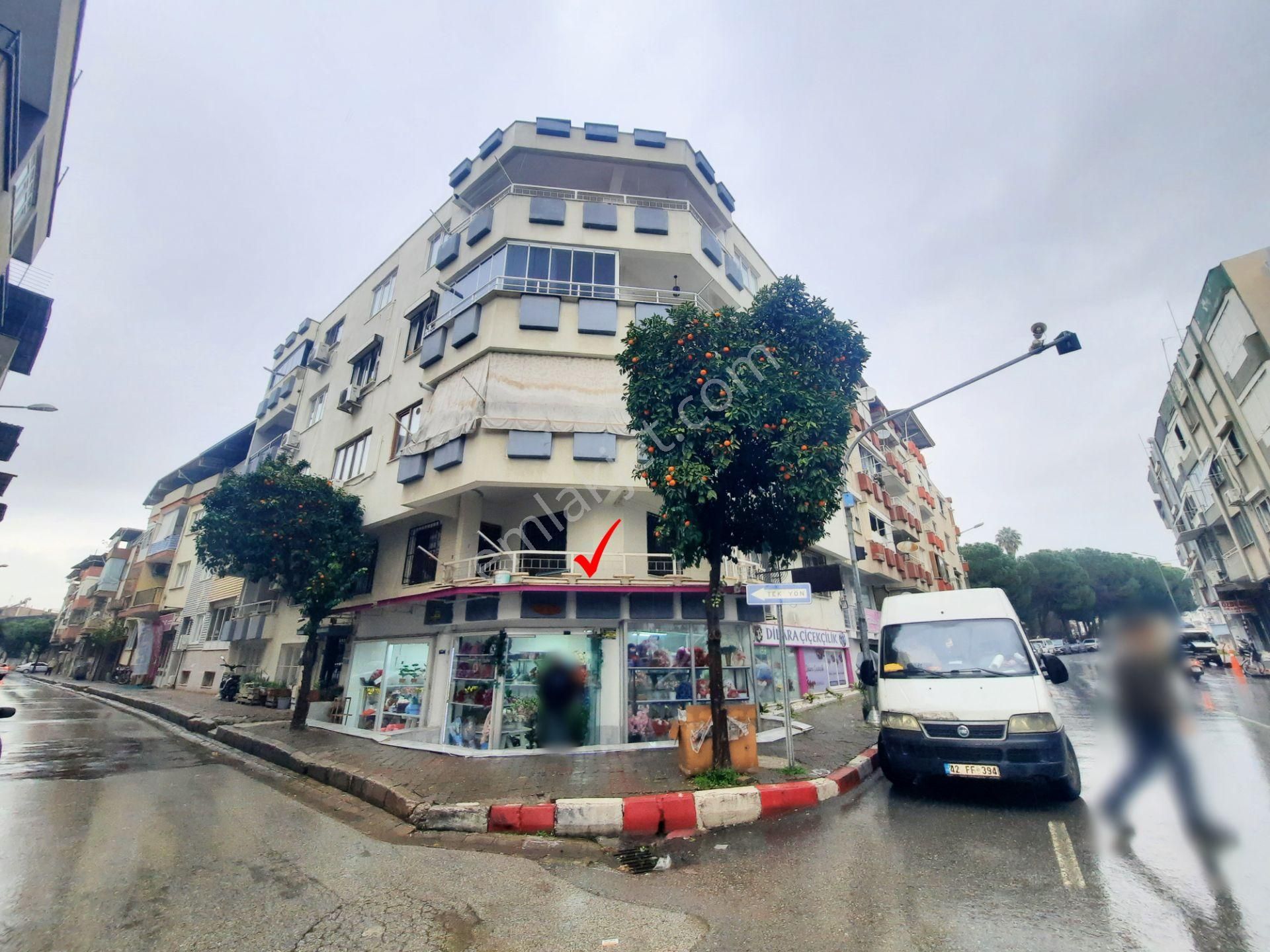 Cadde Üzerinde, Köşebaşı, Ofise Uygun..