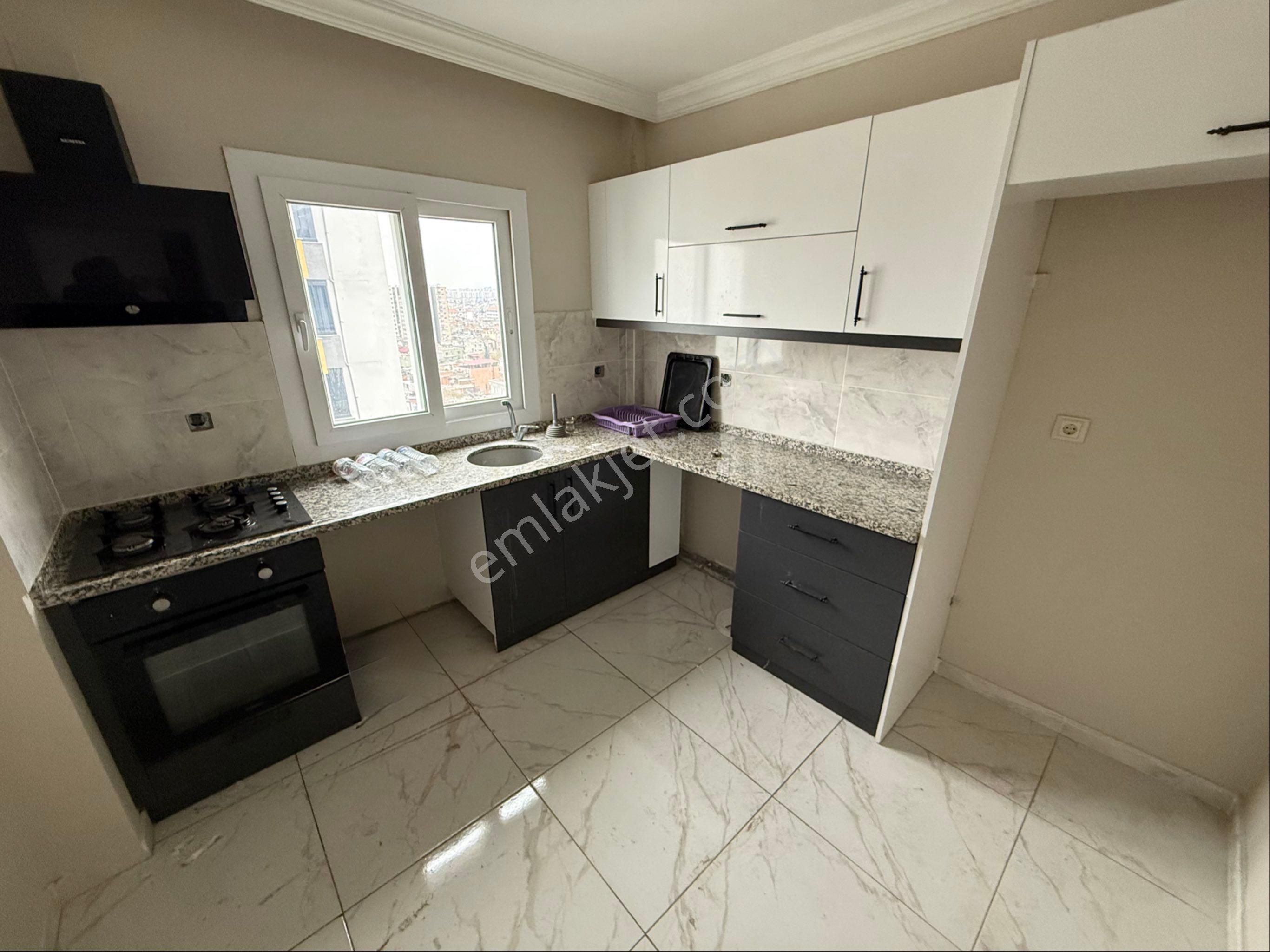 Mithatpaşa Mahallesinde Site İçerisinde 3+1 Kapalı Mutfak Satılık Daire