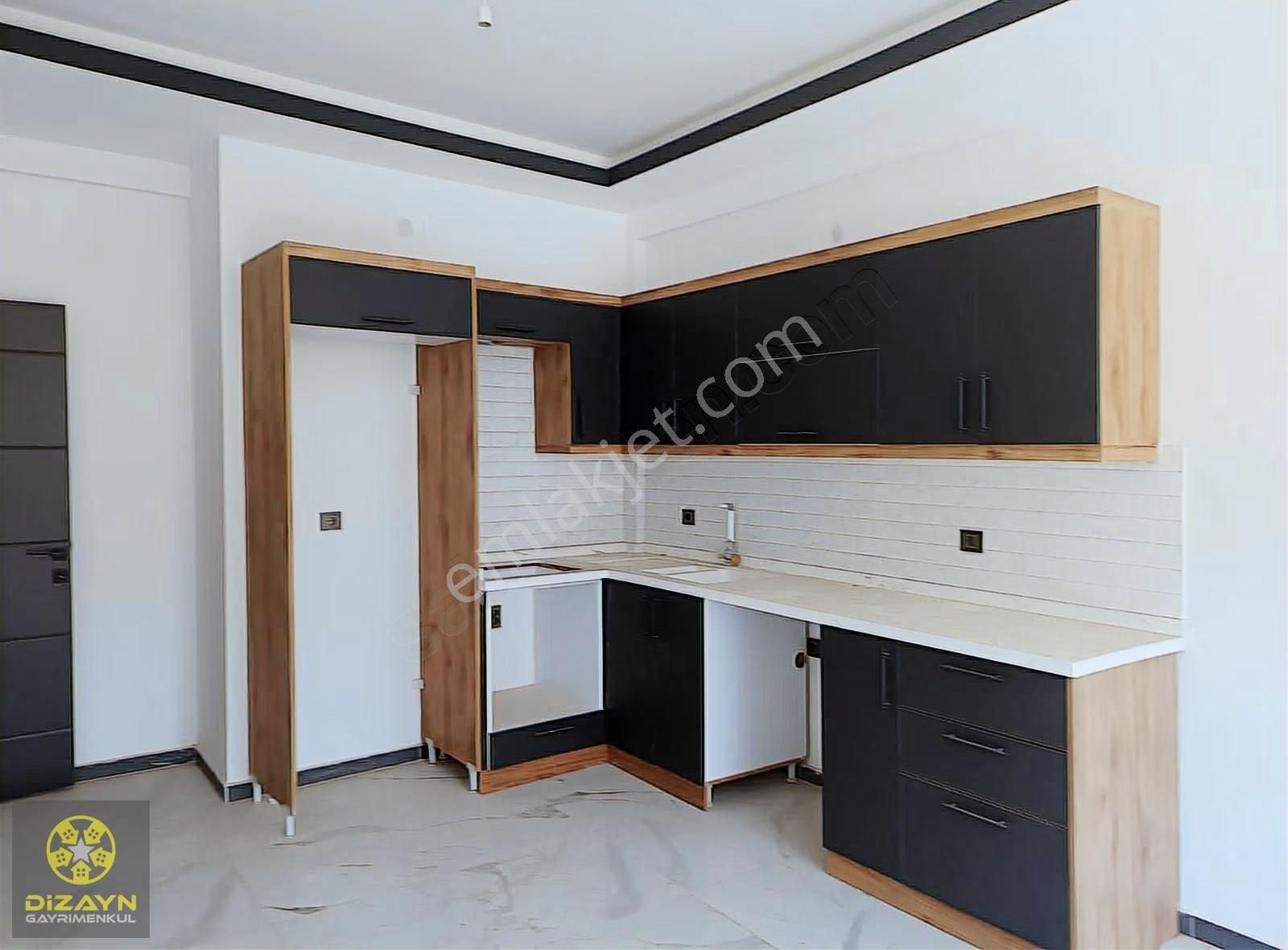 Kuşadası Merkezde Sahile Yürüme Mesafesinde 2+1 Fırsat Daire