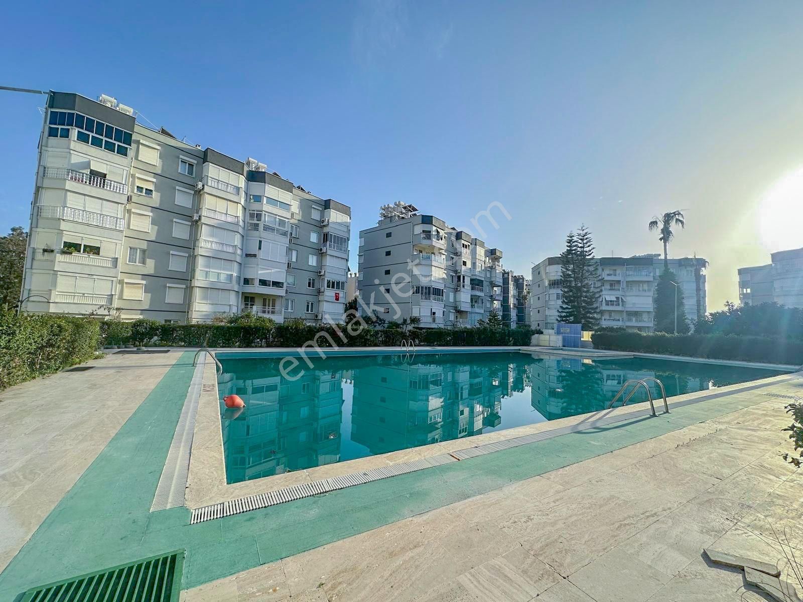 Alanya Tosmur'da Satılık Denize Sıfır Site İçi 2+1 Daire