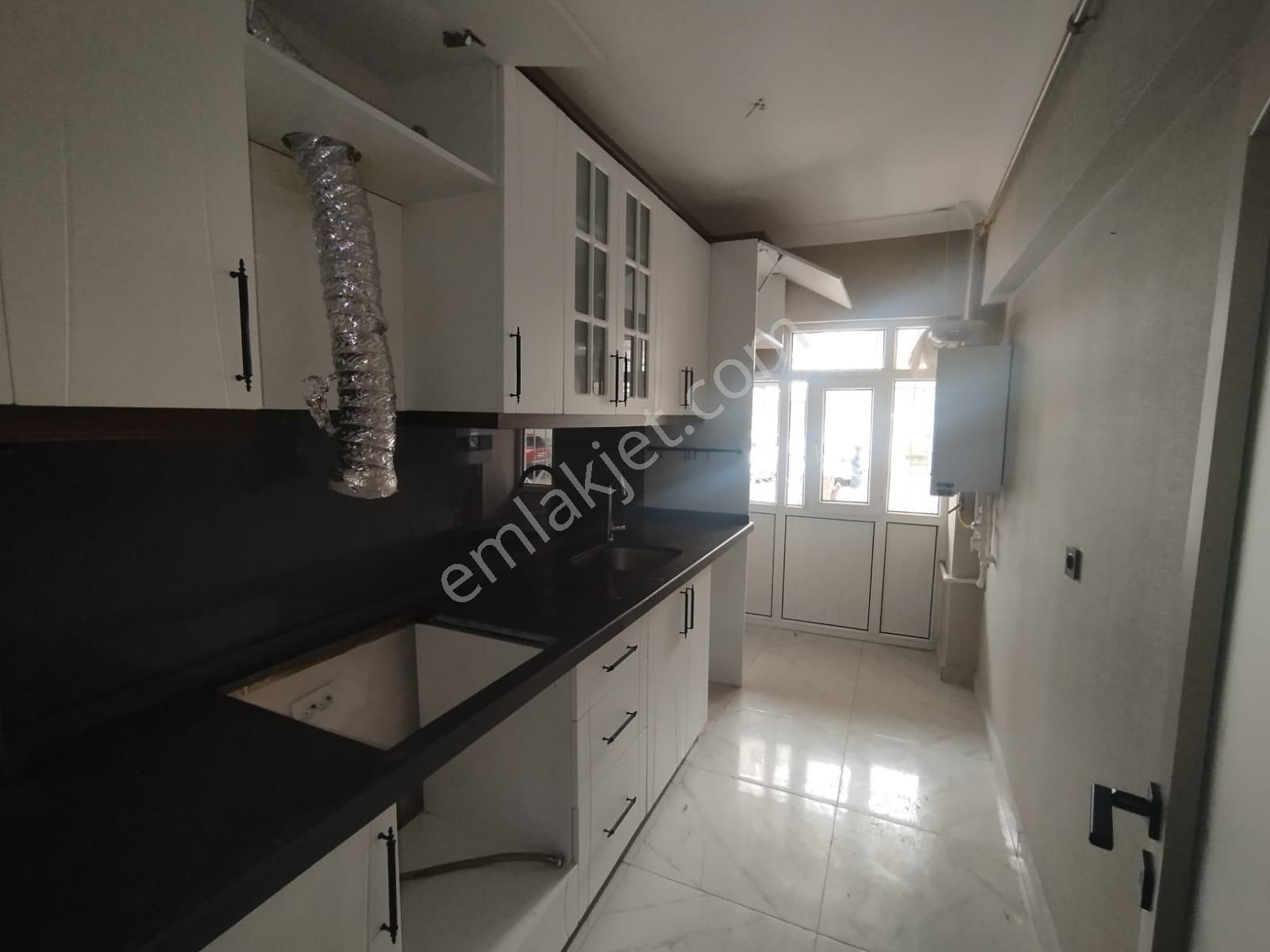 Adnan Menderes'te Metroya Yürüme Mesafesinde 3+1 Daire!