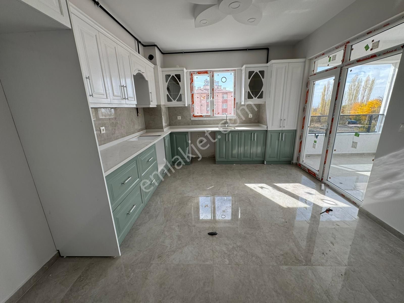 Salı Pazarı Mevkinde Satılık Sıfır Ara Kat Lüks Daire