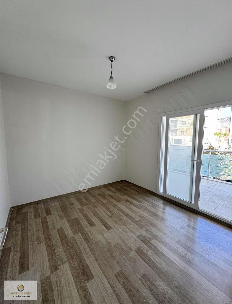 Kuşadası Ege Mahallesinde Havuzlu Ara Kat Asansörlü 2+1 Daire - Görsel 4