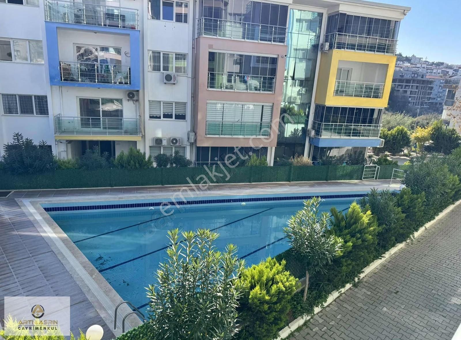 Kuşadası Ege Mahallesinde Havuzlu Ara Kat Asansörlü 2+1 Daire