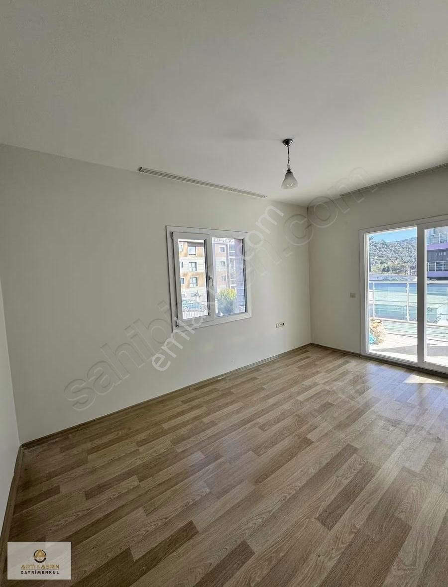 Kuşadası Ege Mahallesinde Havuzlu Ara Kat Asansörlü 2+1 Daire - Görsel 7