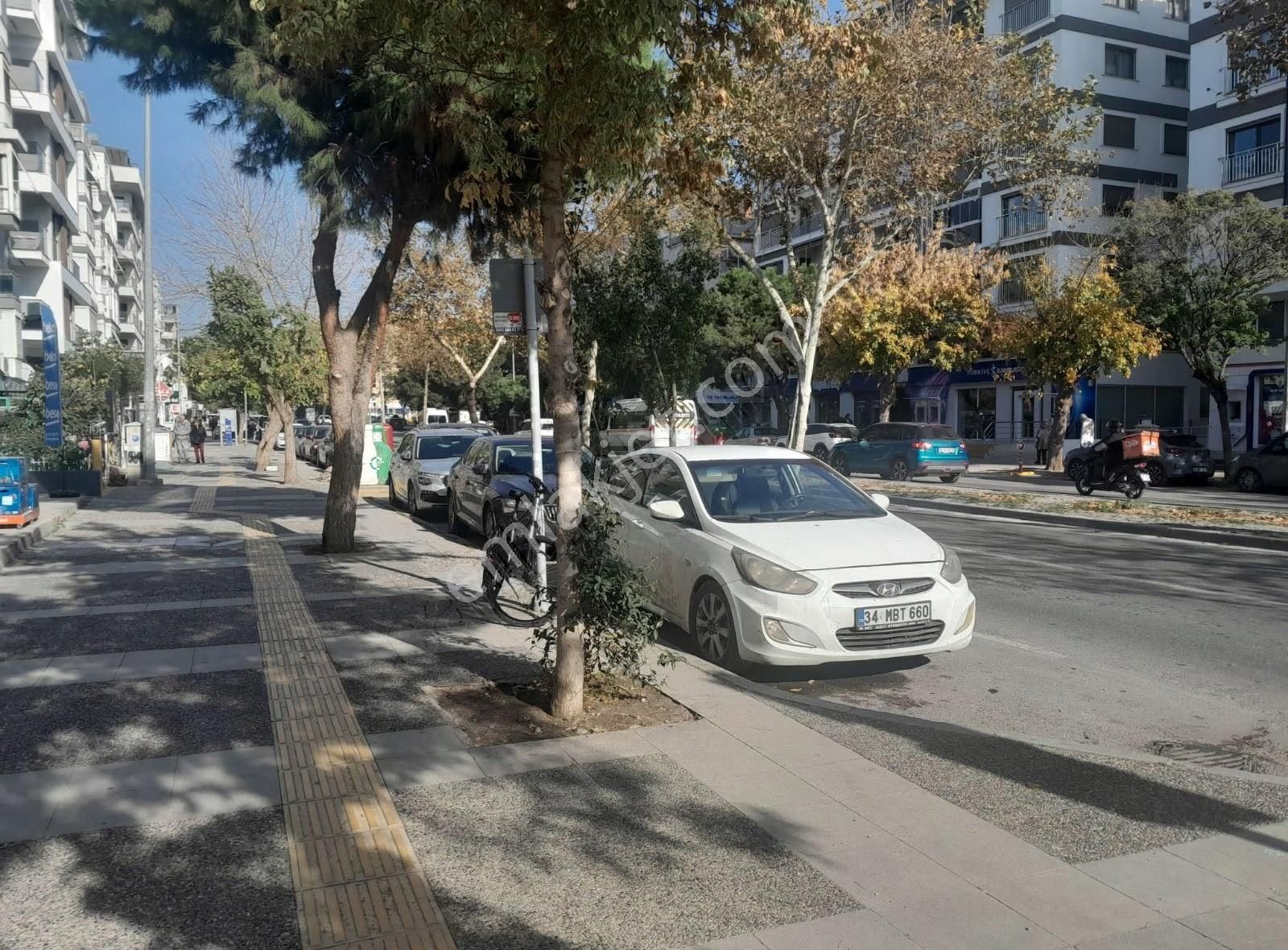 Girne Caddesineden Girişli