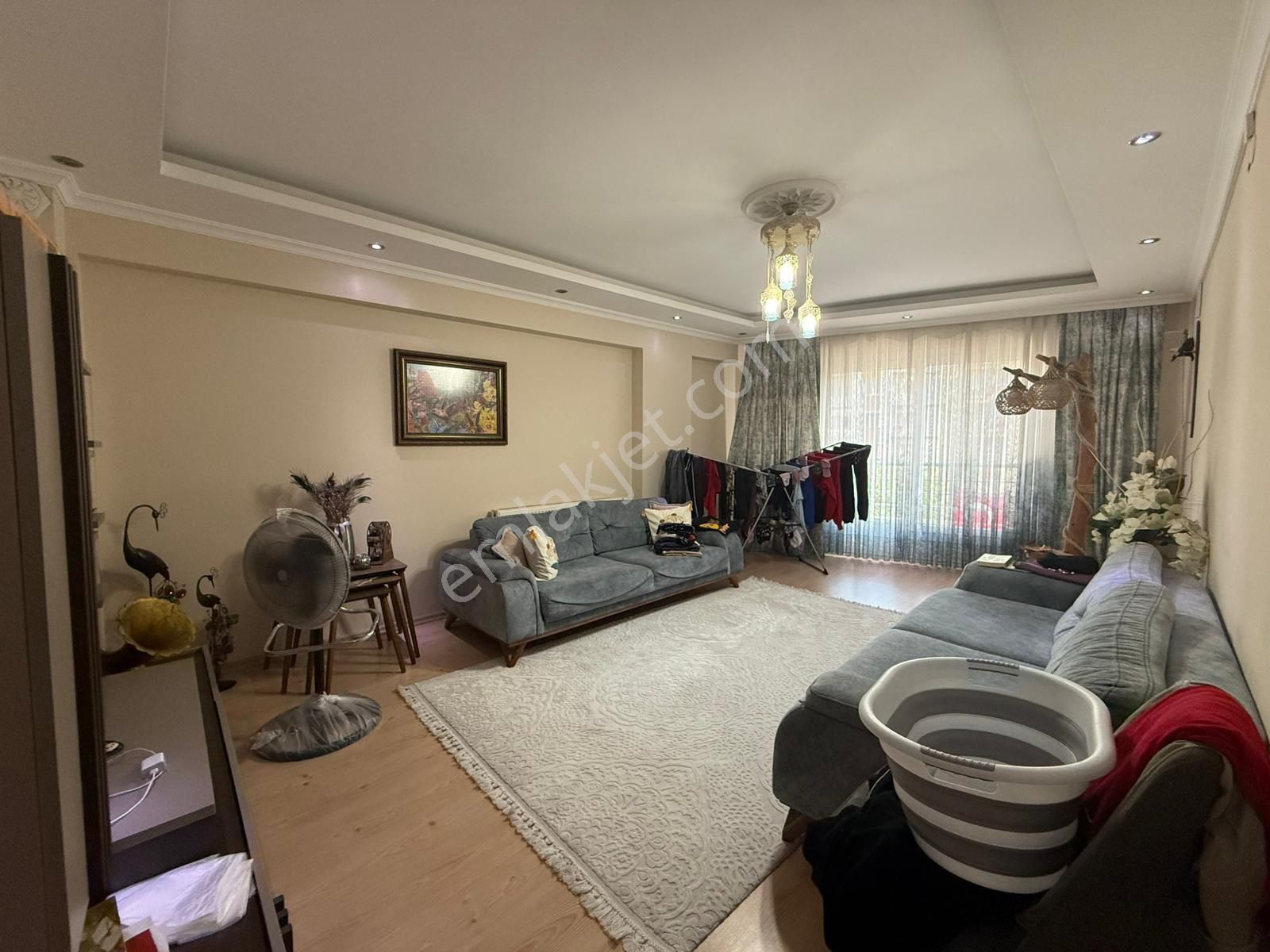 Sakarya Mahallesinde 12 Yaşında 3+1 Asansörlü Ara Kat