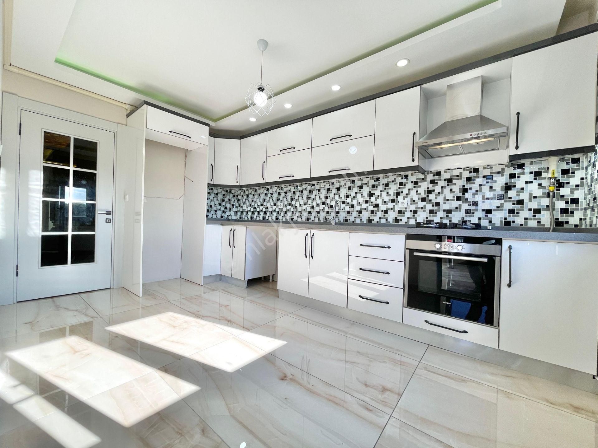 Berkay Demirel'den Akçayda Ön Cephe Geniş Balkonlu Ebeveynli 3+1