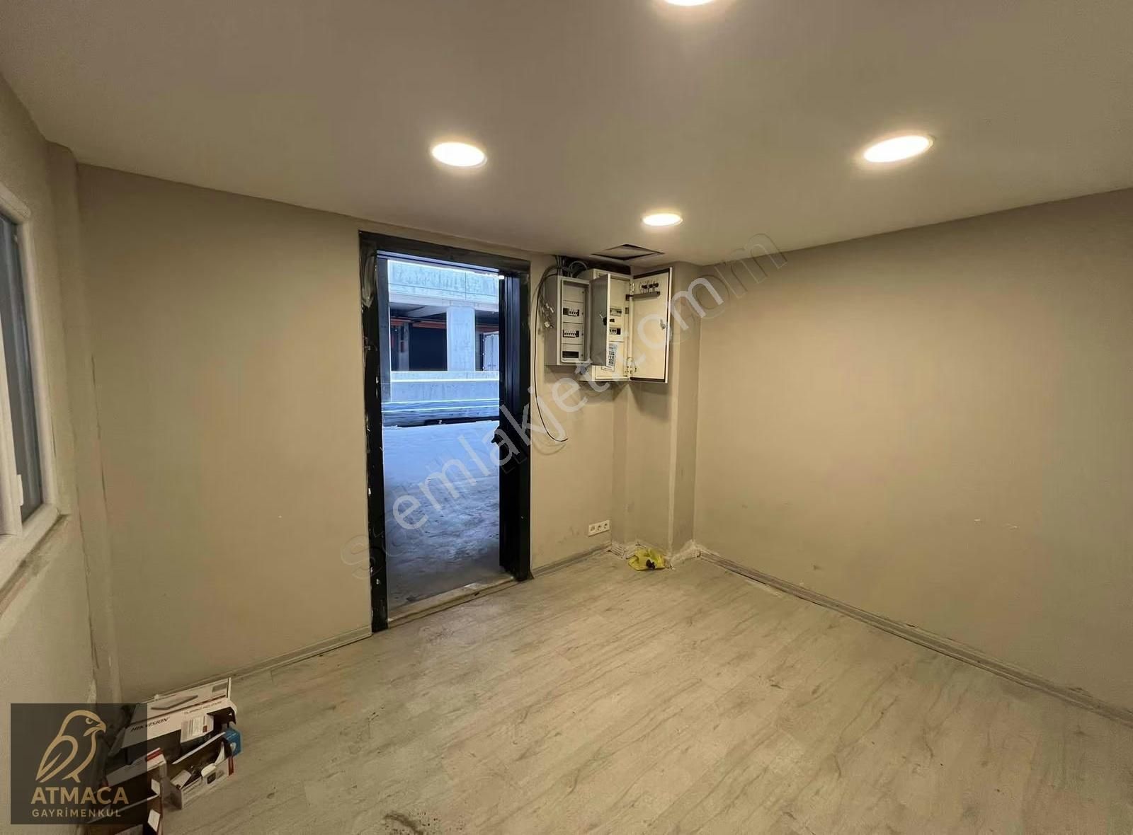 Atmaca'dan 683 M2 Ofisli Çıft Kepenkli Kiralık İşyeri